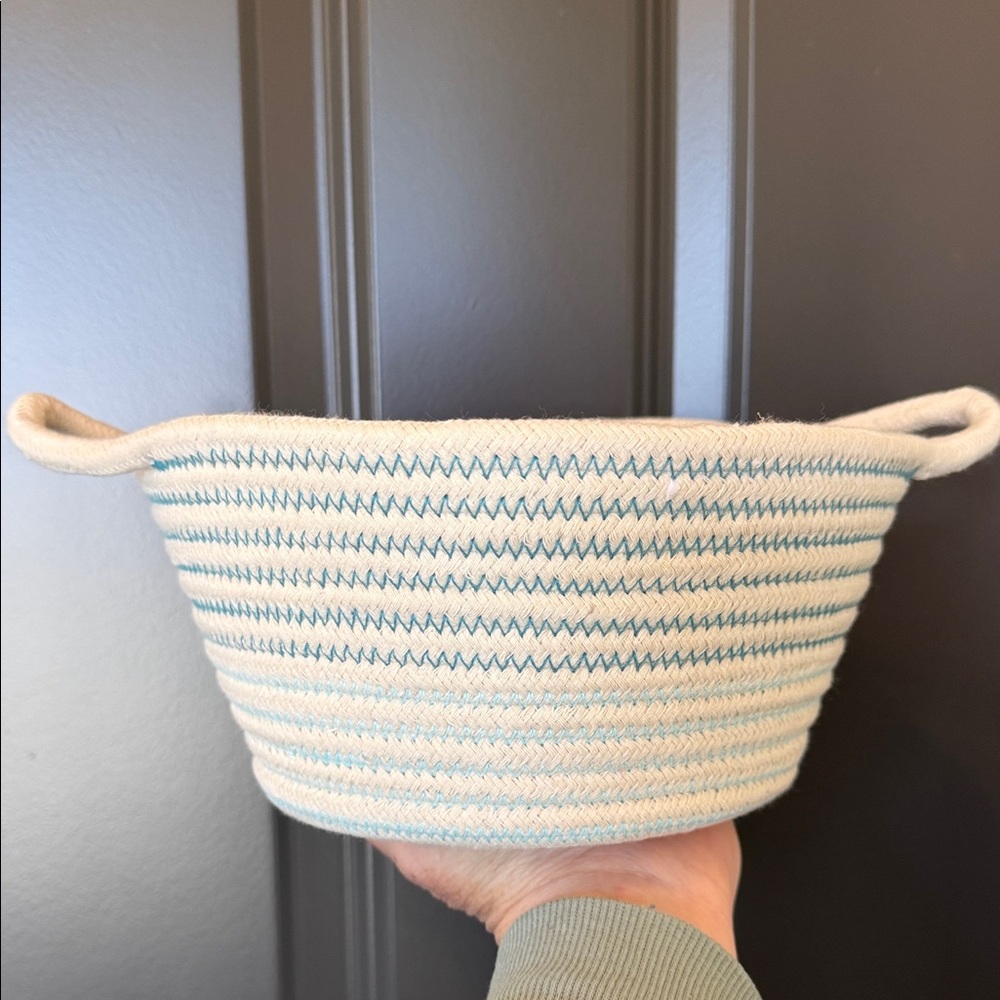 Woven basket - Off white with blue zigzag